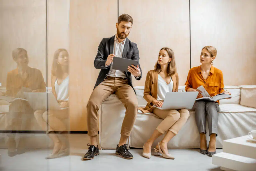 Man geeft uitleg met een tablet aan twee vrouwen tijdens een workshop over faling bij Doorstart Plus.